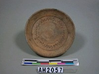 藏品(帶釉劃花陶盤)的圖片